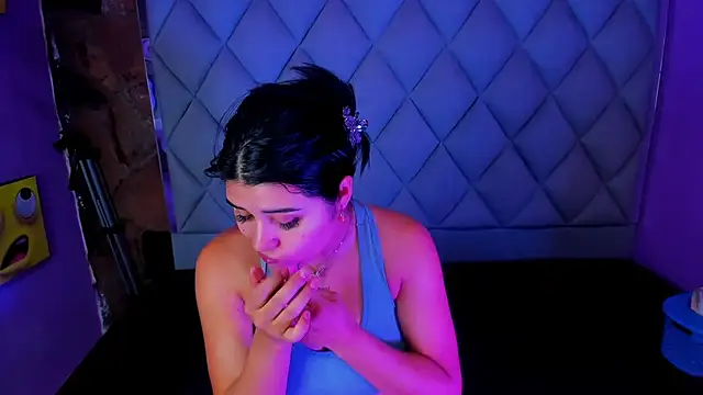 venusowen  online show from September 11, 2025, 1:33 pm