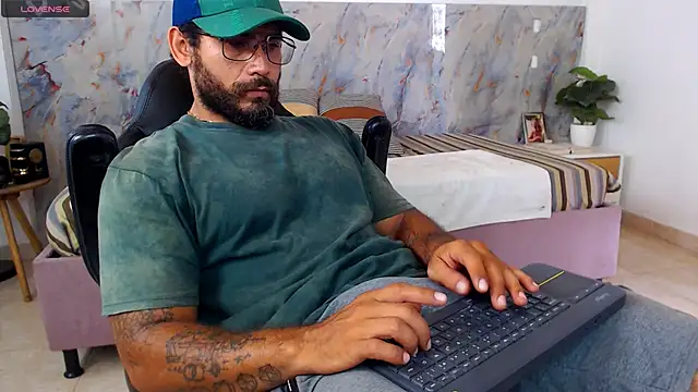 Snapshot of hanz_col chatting on April 22, 2026, 2:13 pm hanz col online show from April 22, 2026, 2:13 pm