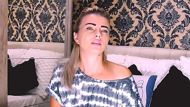 Snapshot of Aly_girl1 chatting on September 18, 2025, 7:11 am Aly girl1 online show from September 18, 2025, 7:11 am