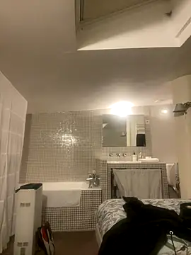 MaxVain online show from November 19, 2025, 8:42 pm