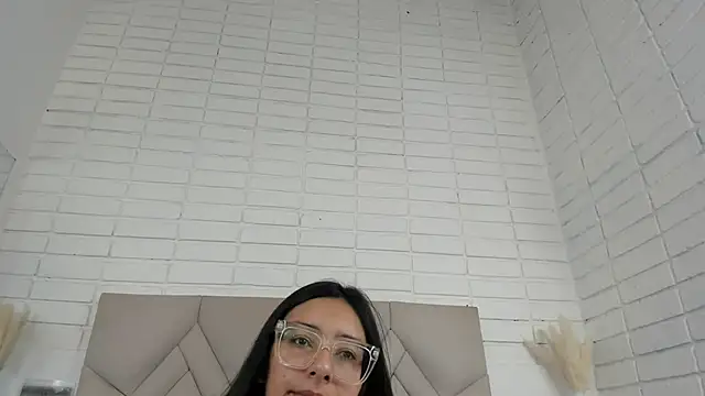 Isis Osman online show from September 9, 2025, 1:42 pm