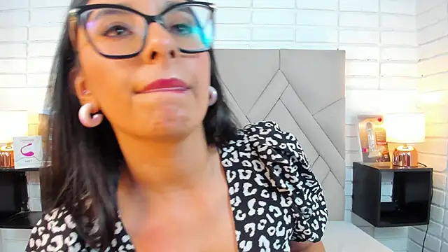 Isis Osman online show from March 15, 2025, 11:39 pm