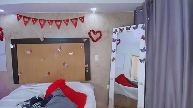 mialopez52 online show from February 18, 2026, 6:59 pm