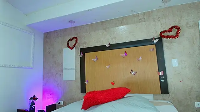 mialopez52 online show from April 15, 2026, 7:58 pm