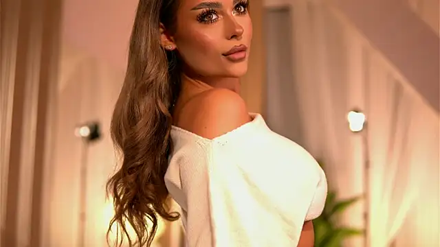 Snapshot of YasmineShaw chatting on September 9, 2025, 10:41 pm YasmineShaw online show from September 9, 2025, 10:41 pm