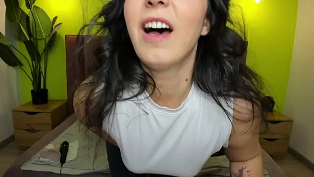 Snapshot of Linda_Insatiable chatting on May 3, 2026, 1:33 am Linda Insatiable online show from May 3, 2026, 1:33 am