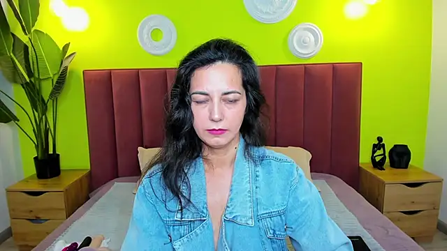 Snapshot of Linda_Insatiable chatting on May 4, 2026, 1:31 am Linda Insatiable online show from May 4, 2026, 1:31 am