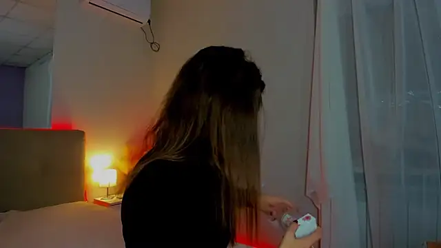 Laura Leee online show from October 5, 2025, 5:20 am