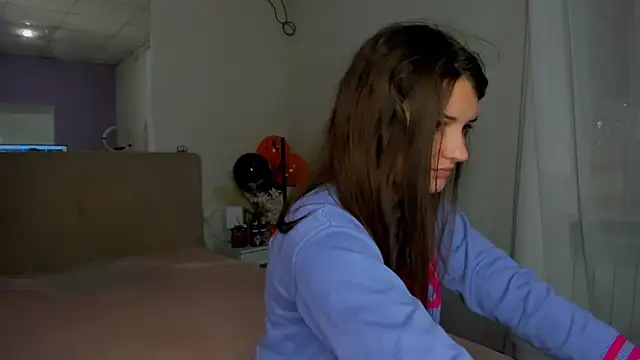 Laura Leee online show from November 5, 2025, 5:54 am