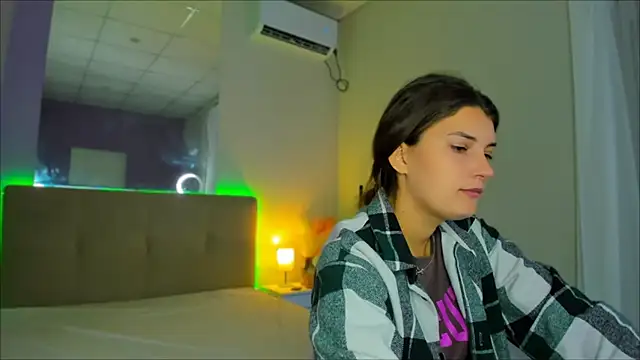 Laura Leee online show from September 23, 2025, 5:25 am