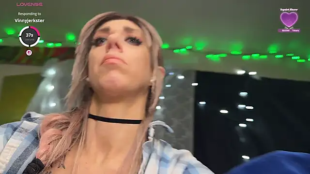 Snapshot of VeronicaRonnieTaylor chatting on November 5, 2025, 6:00 pm VeronicaRonnieTaylor online show from November 5, 2025, 6:00 pm