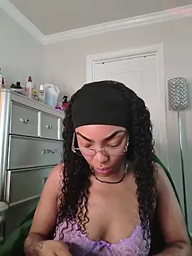 Snapshot of butterflybootyy chatting on May 15, 2026, 11:19 am butterflybootyy online show from May 15, 2026, 11:19 am