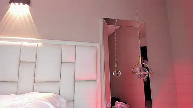 Snapshot of AvyMilton chatting on January 5, 2026, 5:27 pm AvyMilton online show from January 5, 2026, 5:27 pm