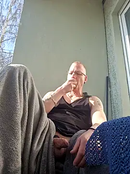 Snapshot of Maiki82 chatting on March 21, 2025, 8:28 am Maiki82 online show from March 21, 2025, 8:28 am