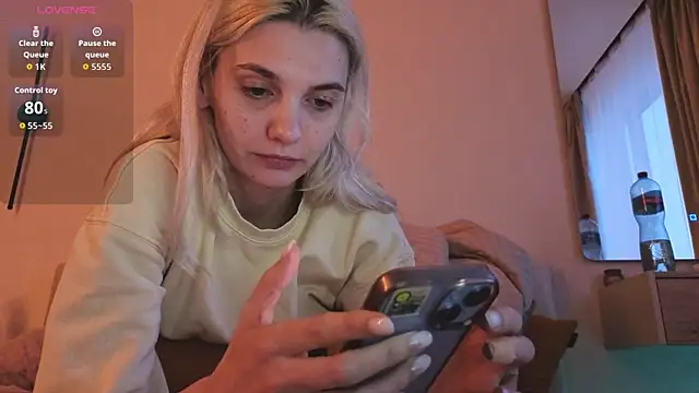 Snapshot of LoveLuna_ chatting on April 21, 2026, 5:08 pm LoveLuna online show from April 21, 2026, 5:08 pm