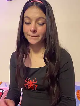 Snapshot of LucyEvans_ chatting on October 28, 2025, 4:35 am LucyEvans online show from October 28, 2025, 4:35 am