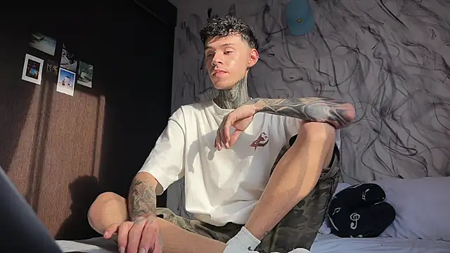 Saturno v online show from April 15, 2026, 9:48 pm