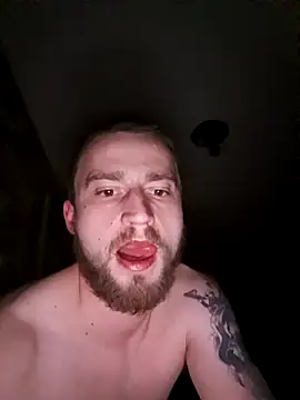 wariacik0024 online show from April 13, 2026, 11:20 pm