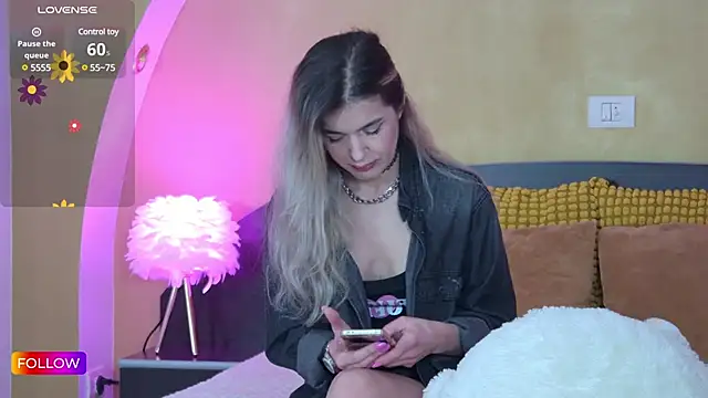 Snapshot of Sarah-Hart chatting on February 25, 2025, 6:25 am Sarah-Hart online show from February 25, 2025, 6:25 am