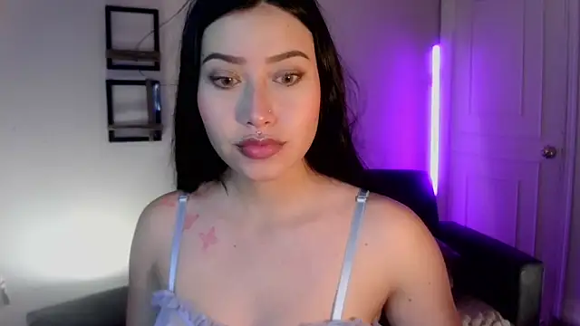 Snapshot of Emilyswan04 chatting on February 15, 2025, 2:04 am Emilyswan04 online show from February 15, 2025, 2:04 am