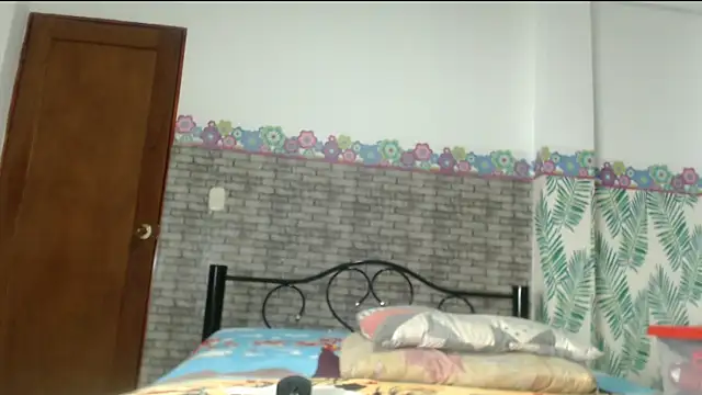 skinnycanella18 online show from February 13, 2025, 8:59 am