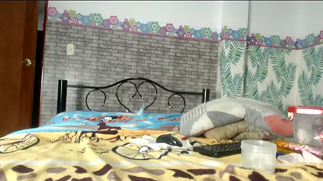 skinnycanella18 online show from February 15, 2025, 11:17 am