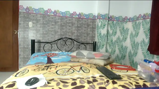 skinnycanella18 online show from February 19, 2025, 8:12 am