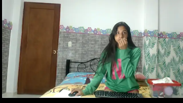 skinnycanella18 online show from March 8, 2025, 10:43 am