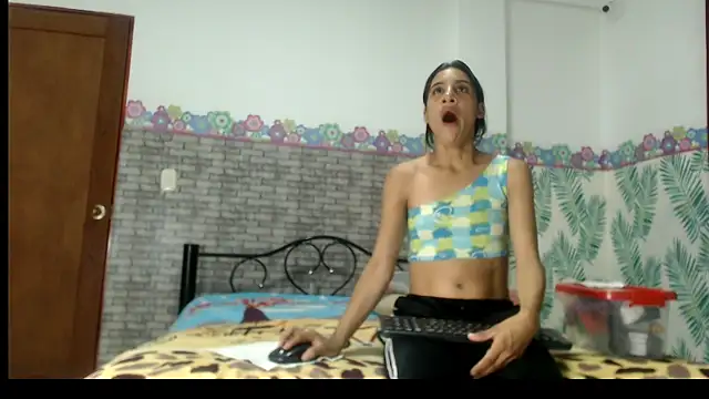 skinnycanella18 online show from March 9, 2025, 11:47 am