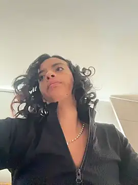 Laura fernandezII online show from April 7, 2026, 8:43 pm