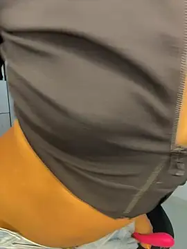 Laura fernandezII online show from February 18, 2026, 8:05 pm