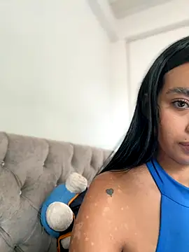 Laura fernandezII online show from October 22, 2025, 6:51 pm