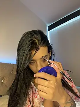 Laura fernandezII online show from December 16, 2025, 8:24 pm