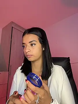 Snapshot of Laura_fernandezII chatting on April 24, 2026, 2:19 pm Laura fernandezII online show from April 24, 2026, 2:19 pm