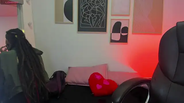 Snapshot of _sharlotte777 chatting on April 7, 2026, 1:57 pm sharlotte777 online show from April 7, 2026, 1:57 pm