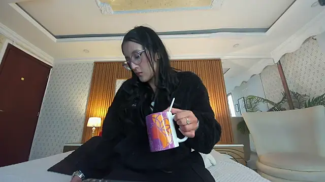 Snapshot of Princess_Violett chatting on November 11, 2025, 2:34 pm Princess Violett online show from November 11, 2025, 2:34 pm