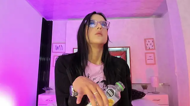 Snapshot of Princess_Violett chatting on March 21, 2025, 2:18 pm Princess Violett online show from March 21, 2025, 2:18 pm