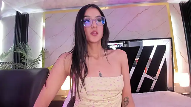 Snapshot of Princess_Violett chatting on March 22, 2025, 4:47 pm Princess Violett online show from March 22, 2025, 4:47 pm