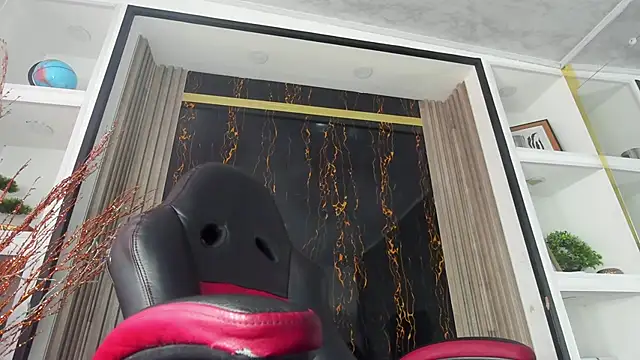 Snapshot of Princess_Violett chatting on December 2, 2025, 2:41 pm Princess Violett online show from December 2, 2025, 2:41 pm