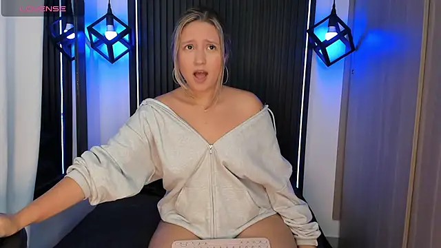 MiaPetit  online show from January 24, 2025, 7:07 pm