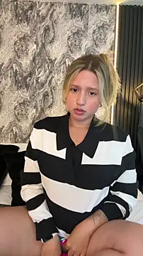 MiaPetit  online show from October 26, 2025, 12:11 am