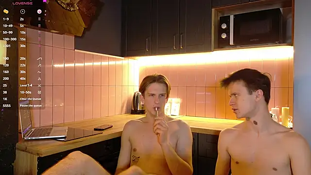 Snapshot of _whitenight_ chatting on February 7, 2025, 7:06 pm whitenight online show from February 7, 2025, 7:06 pm