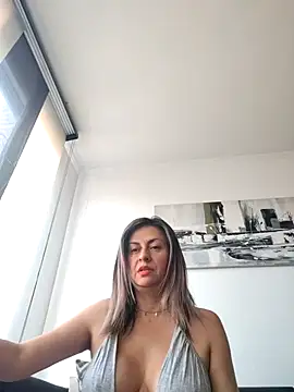 Snapshot of Latiinvenushot chatting on March 16, 2026, 2:10 pm Latiinvenushot online show from March 16, 2026, 2:10 pm