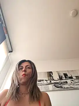 Snapshot of Latiinvenushot chatting on October 8, 2025, 3:24 pm Latiinvenushot online show from October 8, 2025, 3:24 pm