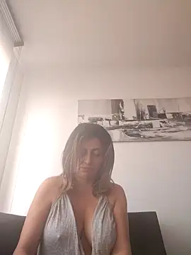 Snapshot of Latiinvenushot chatting on November 16, 2025, 2:00 pm Latiinvenushot online show from November 16, 2025, 2:00 pm