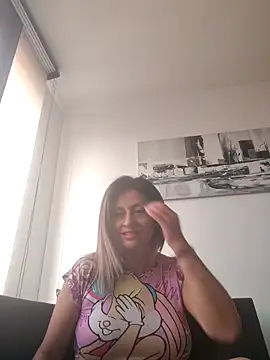 Snapshot of Latiinvenushot chatting on November 23, 2025, 4:17 pm Latiinvenushot online show from November 23, 2025, 4:17 pm