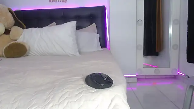 Sofieevans  online show from October 1, 2025, 8:57 pm