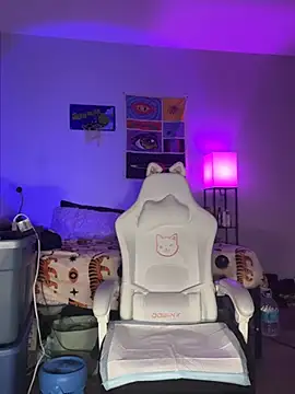 loveluna8 online show from March 13, 2025, 12:24 pm