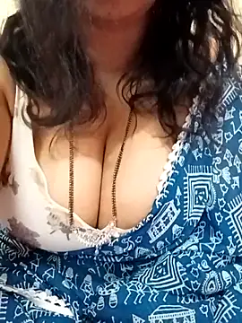 Snapshot of MONA_DARLING31 chatting on June 18, 2026, 4:22 am MONA DARLING31 online show from June 18, 2026, 4:22 am