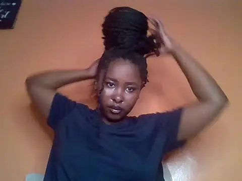 Snapshot of Moonfades chatting on November 10, 2025, 7:35 am Moonfades online show from November 10, 2025, 7:35 am